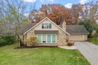 71 Deer Hills Court, North Oaks, MN 55127