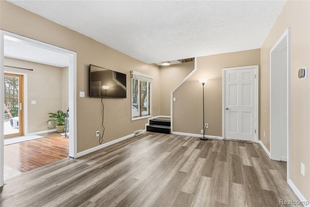 6290 Briggs Lake Drive, Brighton, MI 48116