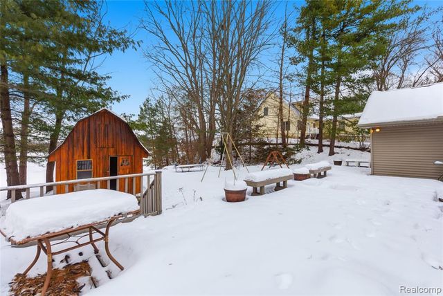 6290 Briggs Lake Drive, Brighton, MI 48116