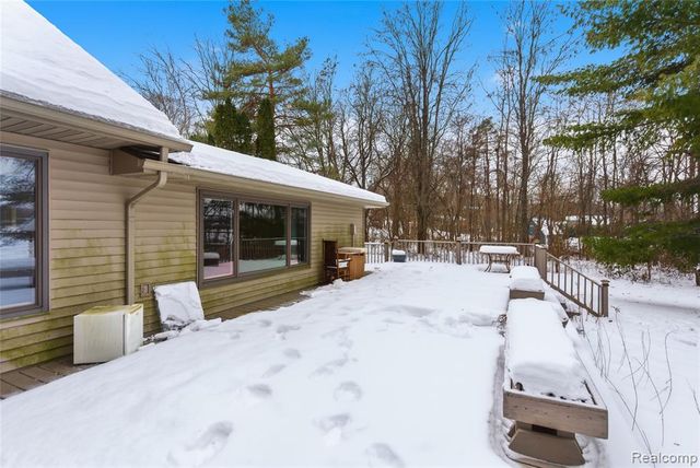 6290 Briggs Lake Drive, Brighton, MI 48116