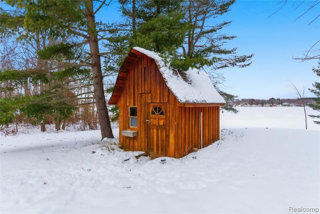 6290 Briggs Lake Drive, Brighton, MI 48116