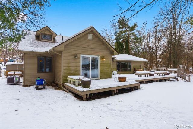 6290 Briggs Lake Drive, Brighton, MI 48116