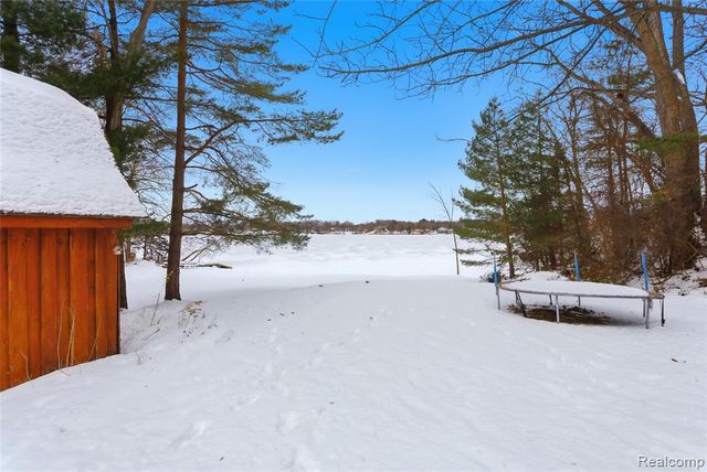 6290 Briggs Lake Drive, Brighton, MI 48116