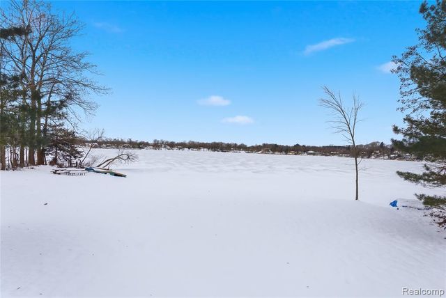 6290 Briggs Lake Drive, Brighton, MI 48116