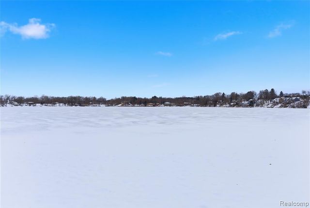 6290 Briggs Lake Drive, Brighton, MI 48116