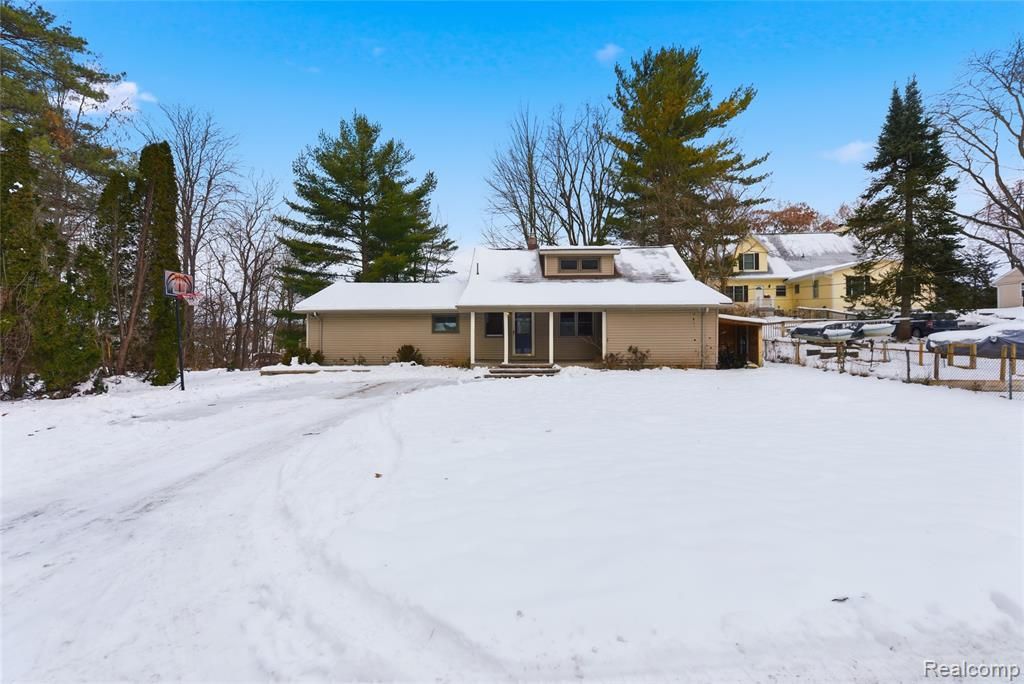 6290 Briggs Lake Drive, Brighton, MI 48116