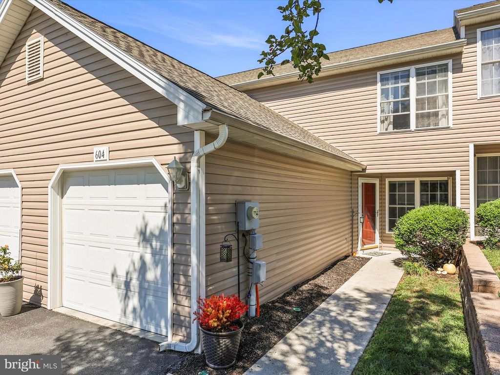 604 BLUEBILL DR, Etters, PA 17319
