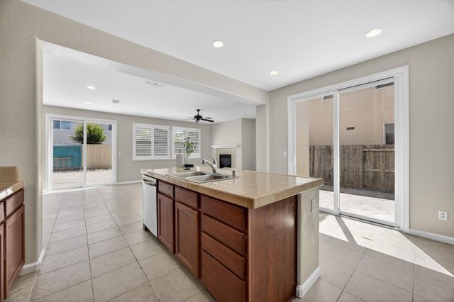 561 Greg Thatch Cir, Sacramento, CA 95835