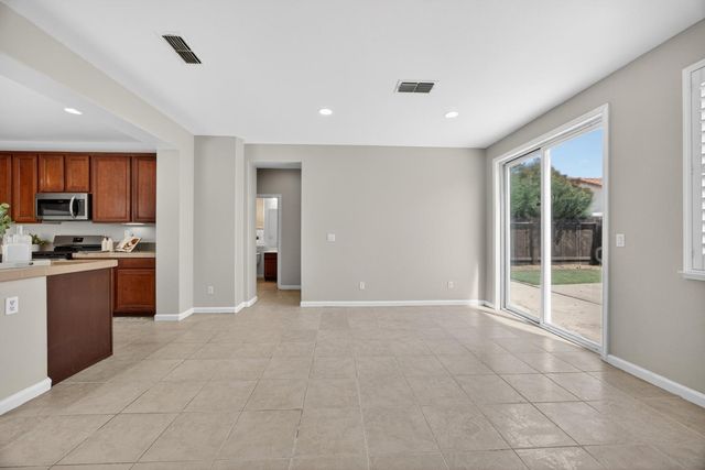 561 Greg Thatch Cir, Sacramento, CA 95835