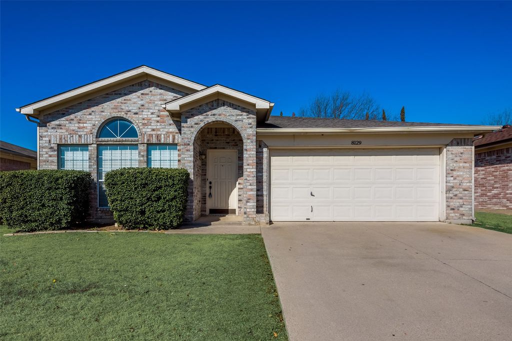 8129 Spruce Valley Drive, Fort Worth, TX 76137