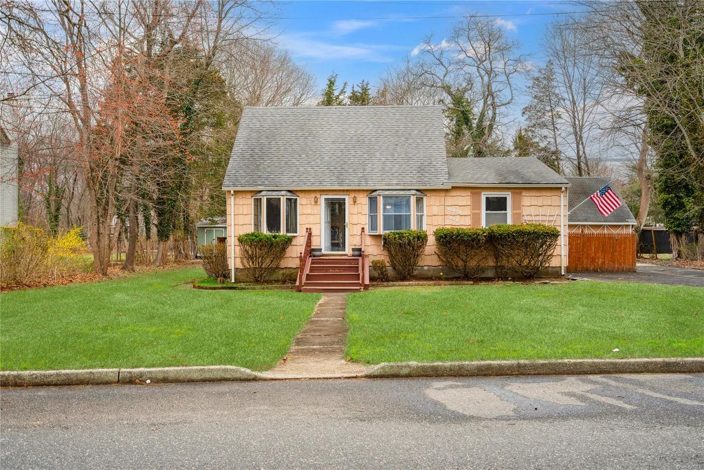 24 South Avenue, Smithtown, NY 11787