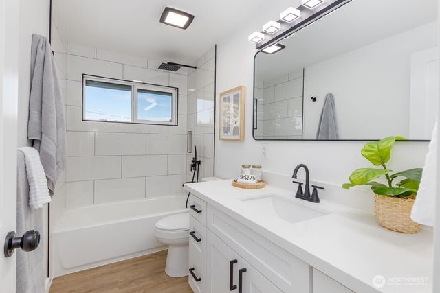 1103 Vashon Court NE, Renton, WA 98059