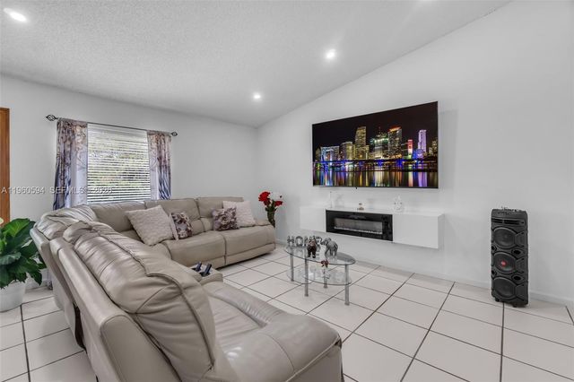 2590 SE 7th Pl, Homestead, FL 33033