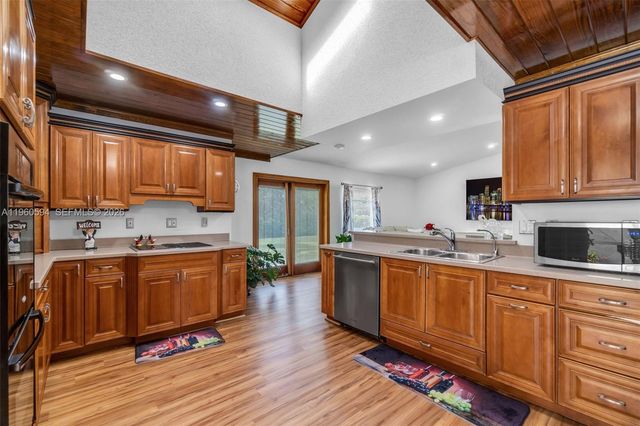 2590 SE 7th Pl, Homestead, FL 33033