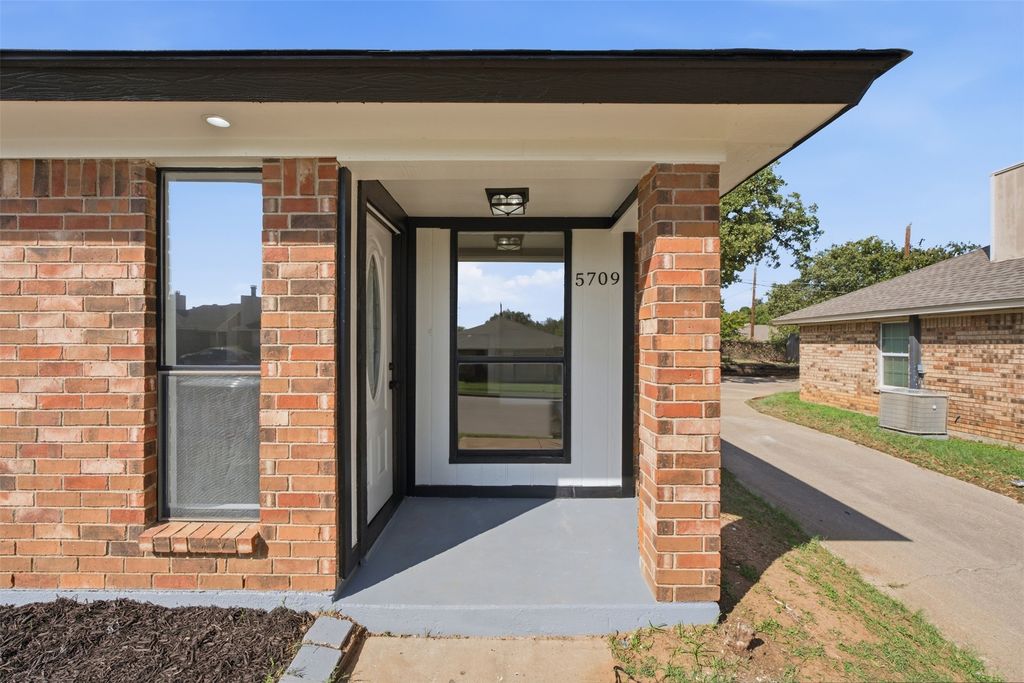 5709 Ranchogrande Drive, Arlington, TX 76017 — photo 2