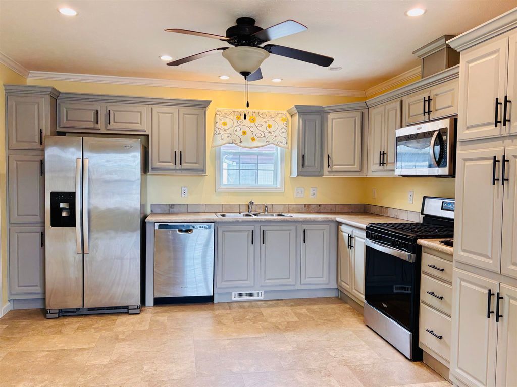 545 Elm St Unit 4, Milford, NH 03055