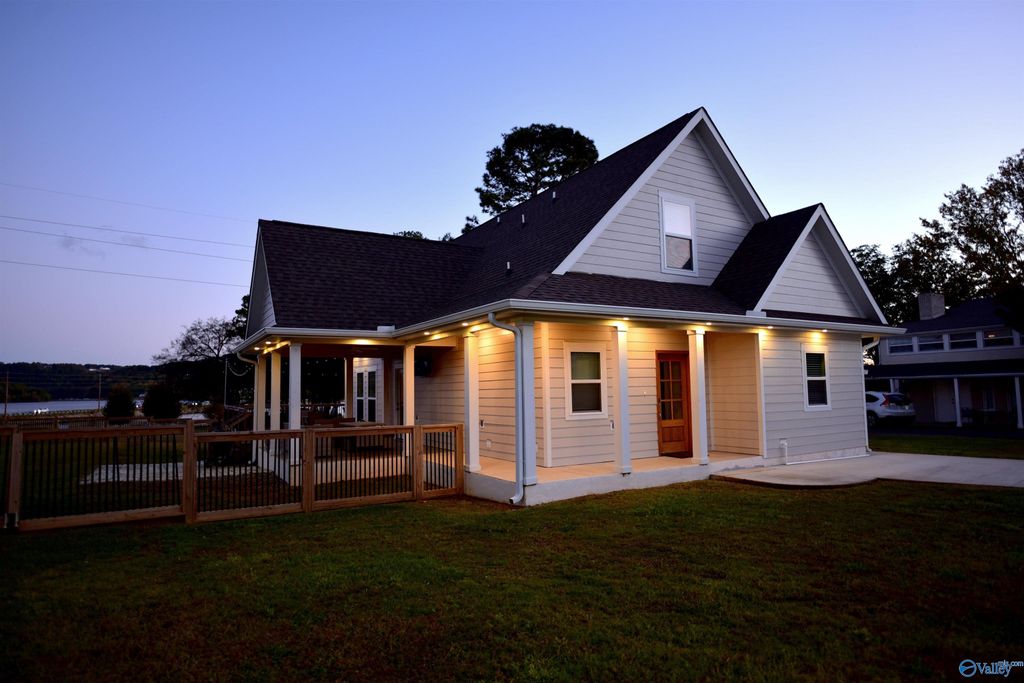 2401 Cowen Circle, Guntersville, AL 35976