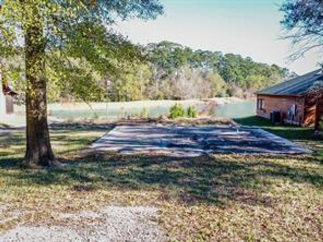 84 Hunters Creek Drive, Huntsville, TX 77340
