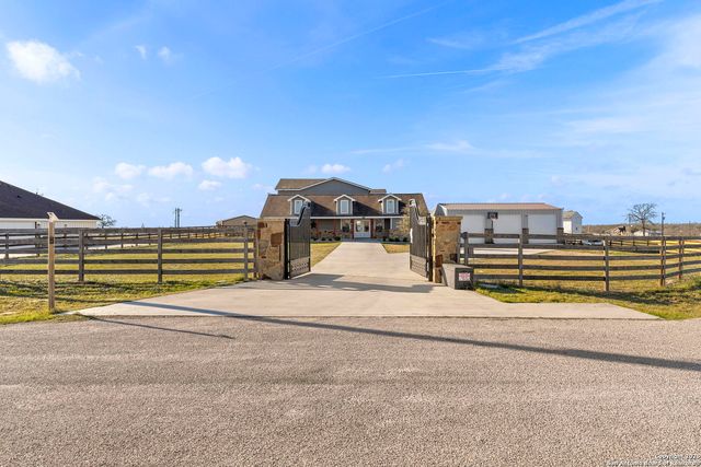 205 Country View Ln., La Vernia, TX 78121