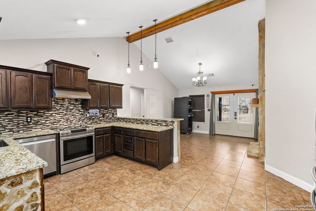 205 Country View Ln., La Vernia, TX 78121