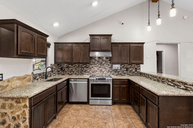 205 Country View Ln., La Vernia, TX 78121