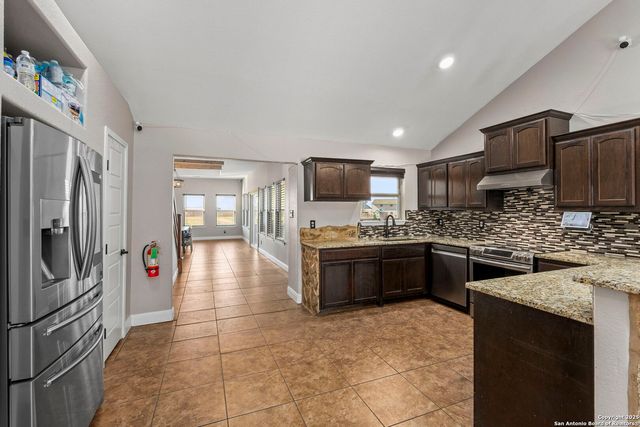 205 Country View Ln., La Vernia, TX 78121