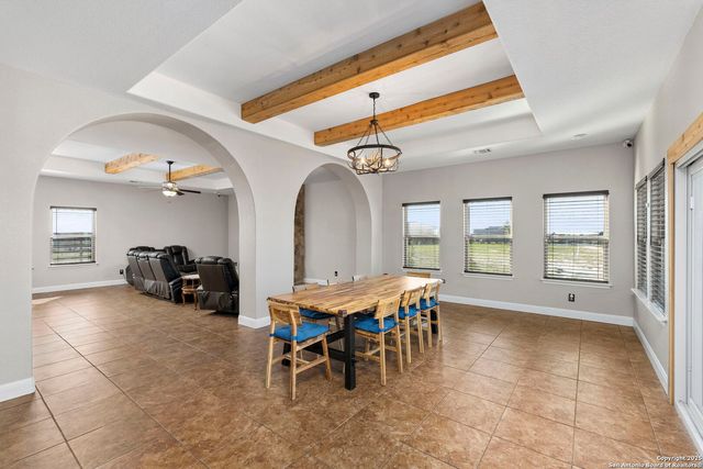 205 Country View Ln., La Vernia, TX 78121