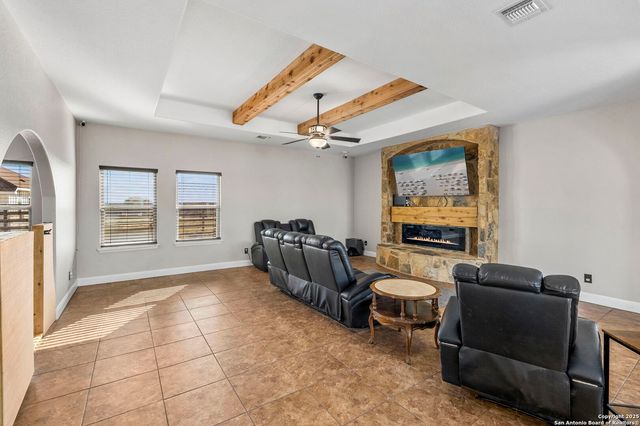 205 Country View Ln., La Vernia, TX 78121