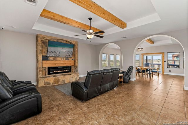 205 Country View Ln., La Vernia, TX 78121