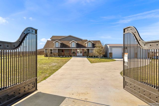 205 Country View Ln., La Vernia, TX 78121
