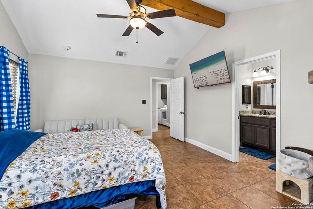 205 Country View Ln., La Vernia, TX 78121