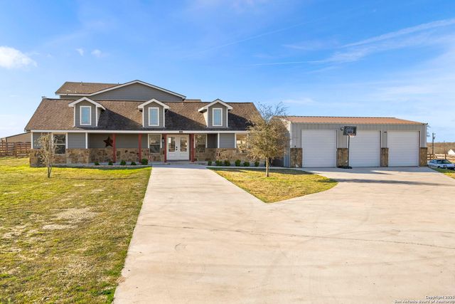 205 Country View Ln., La Vernia, TX 78121