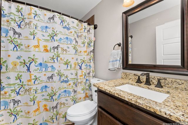 205 Country View Ln., La Vernia, TX 78121