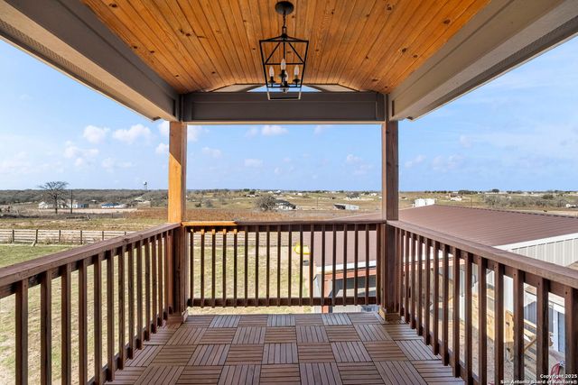 205 Country View Ln., La Vernia, TX 78121