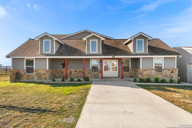 205 Country View Ln., La Vernia, TX 78121
