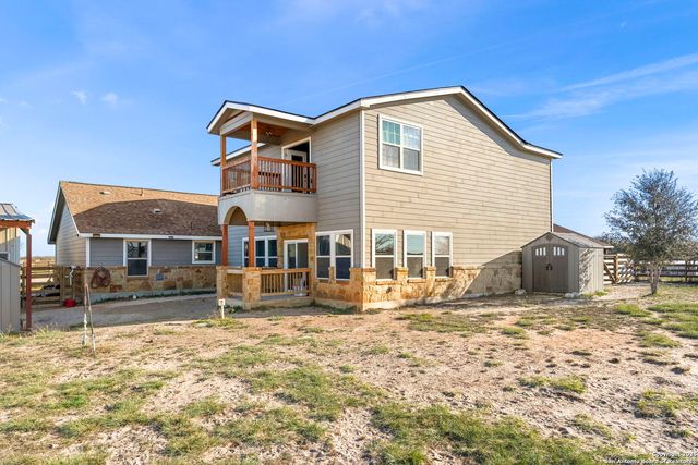 205 Country View Ln., La Vernia, TX 78121