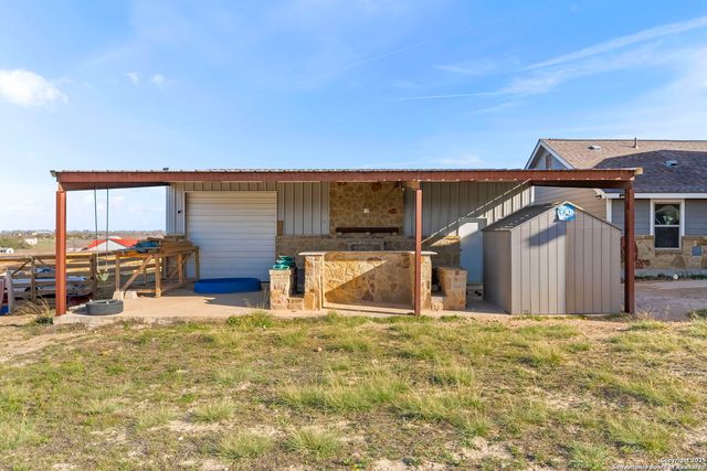 205 Country View Ln., La Vernia, TX 78121