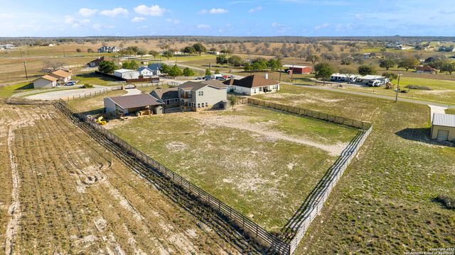 205 Country View Ln., La Vernia, TX 78121