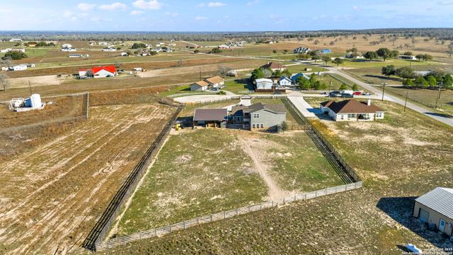 205 Country View Ln., La Vernia, TX 78121