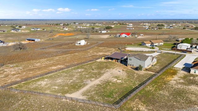 205 Country View Ln., La Vernia, TX 78121