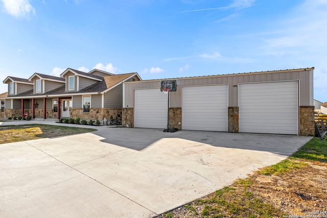 205 Country View Ln., La Vernia, TX 78121