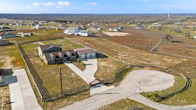 205 Country View Ln., La Vernia, TX 78121