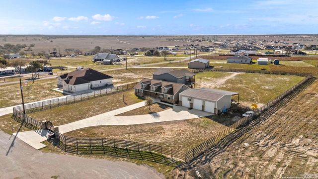 205 Country View Ln., La Vernia, TX 78121