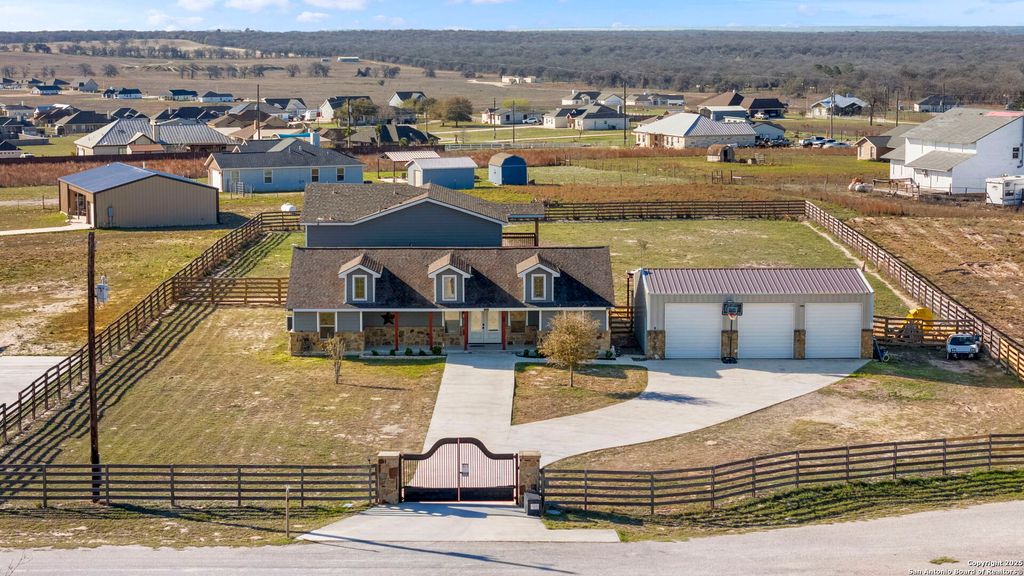 205 Country View Ln., La Vernia, TX 78121