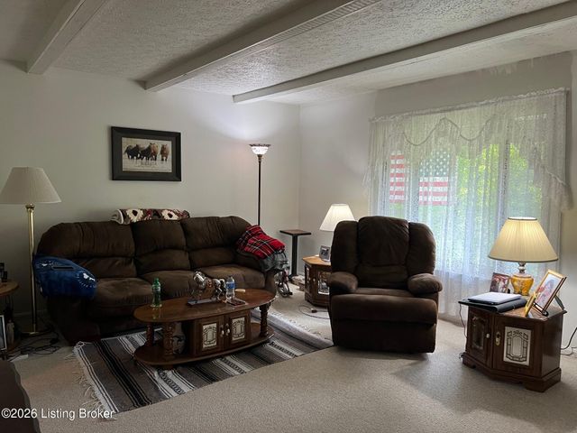 373 Green Valley Dr, Lebanon Junction, KY 40150
