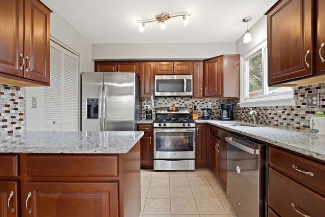 340 Homewood Drive, Bolingbrook, IL 60440