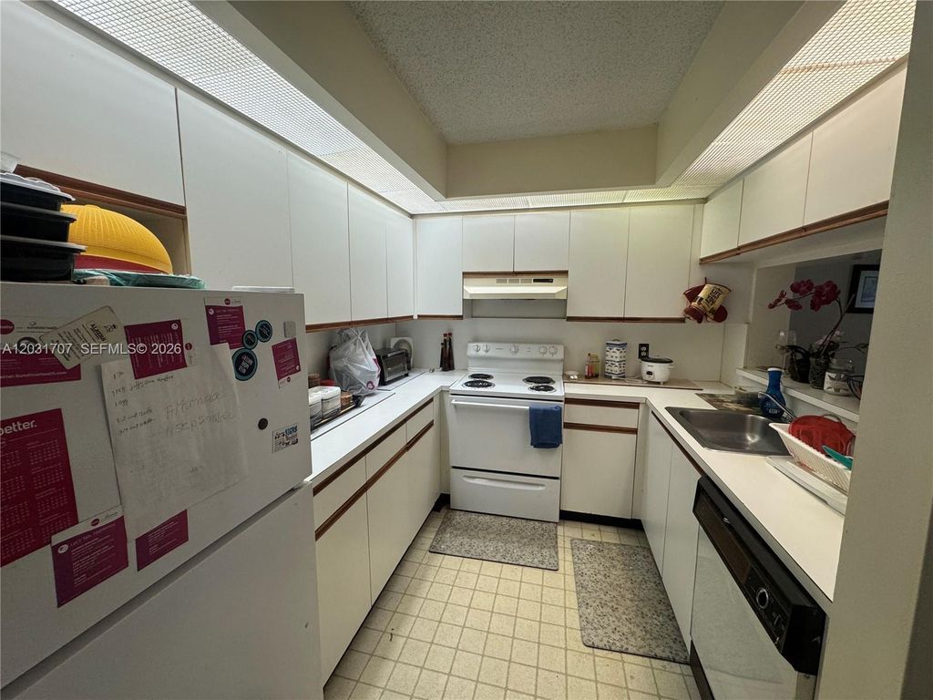 12950 SW 7th Ct 210A, Pembroke Pines, FL 33027