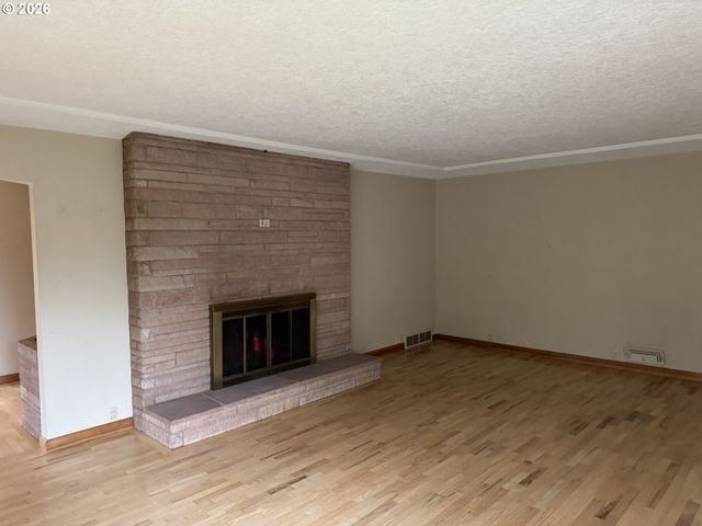 19531 CENTRAL POINT Rd, Oregon City, OR 97045