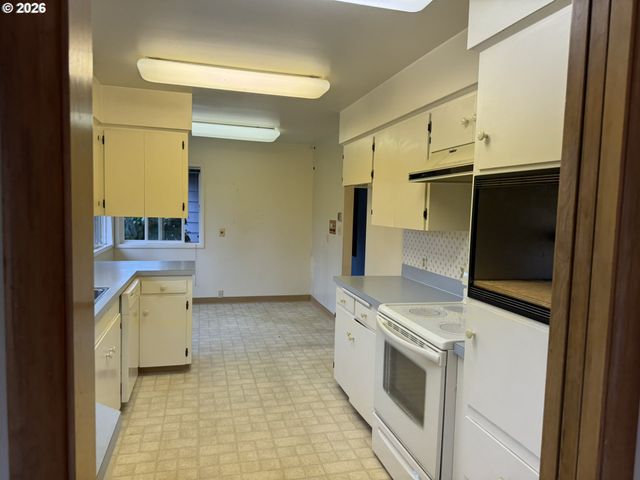 19531 CENTRAL POINT Rd, Oregon City, OR 97045