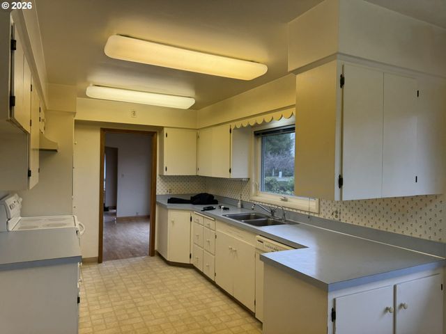 19531 CENTRAL POINT Rd, Oregon City, OR 97045